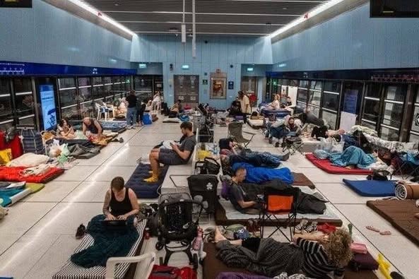 Berkampung di stesen metro bawah tanah 01