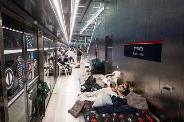 Berkampung di stesen metro bawah tanah 02