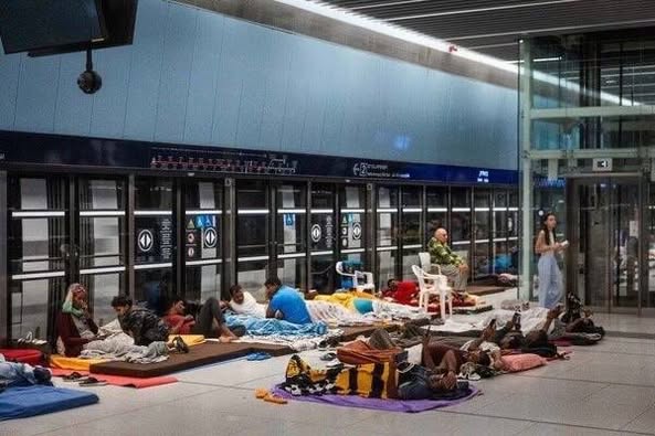 Berkampung di stesen metro bawah tanah 03