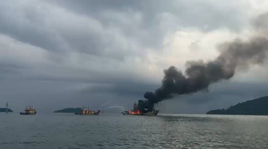 Bot ikan terbakar 01