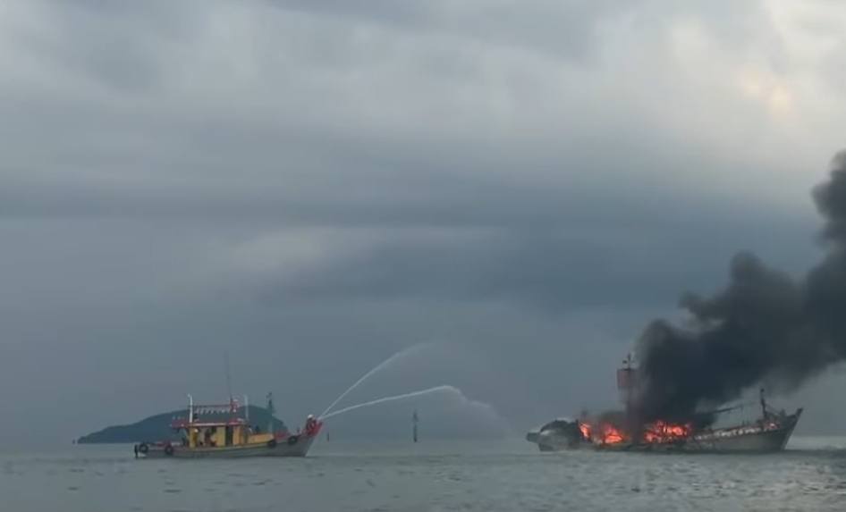 Bot ikan terbakar 02