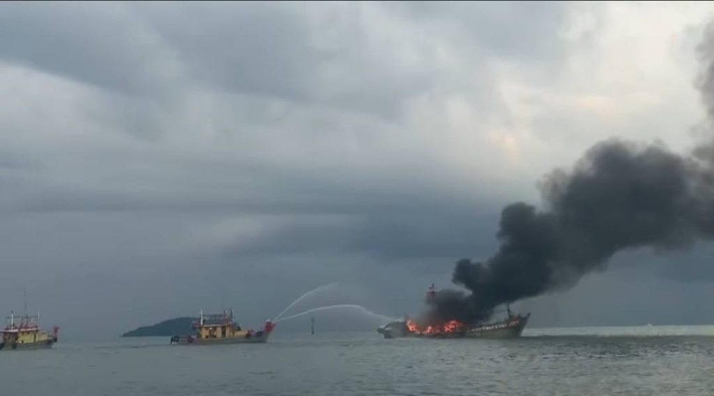 Bot ikan terbakar 03