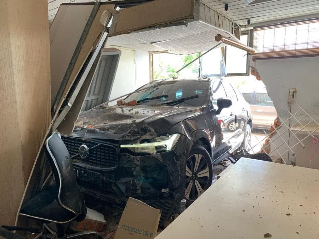 Kereta masuk kedai