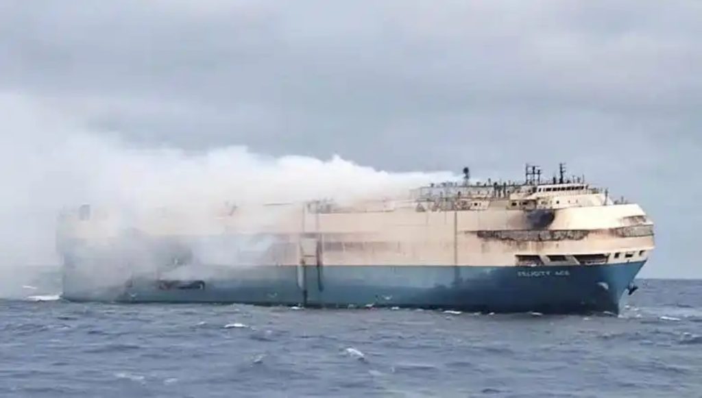 Kapal kargo terbakar 01