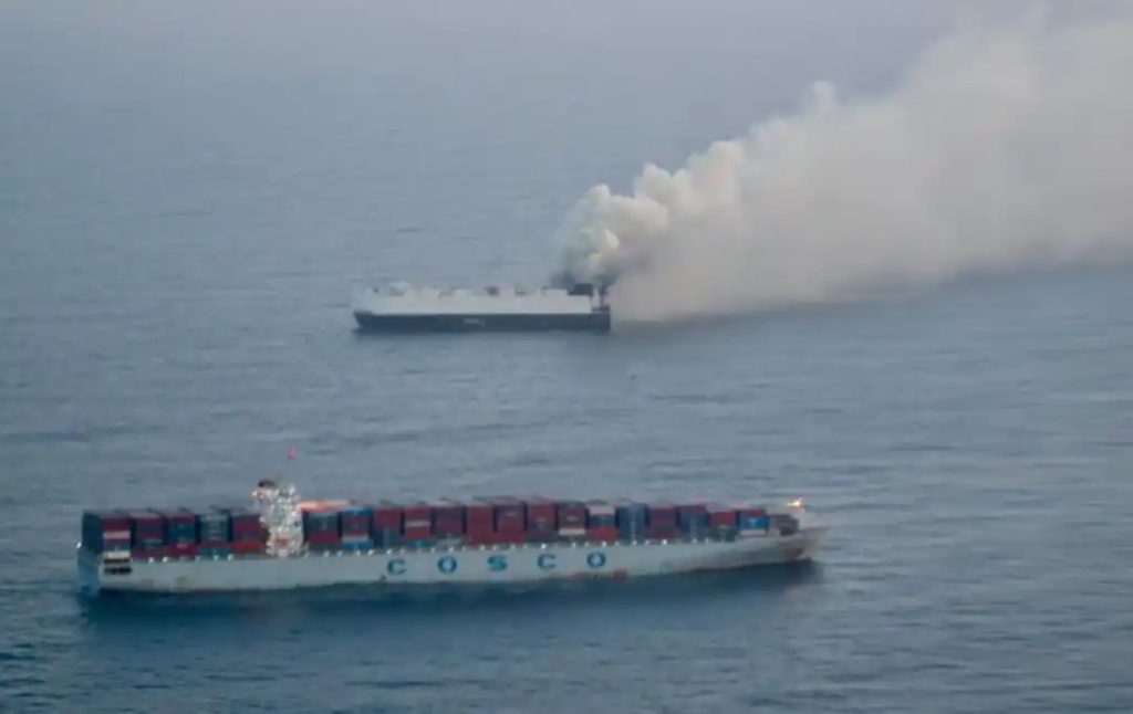Kapal kargo terbakar 02