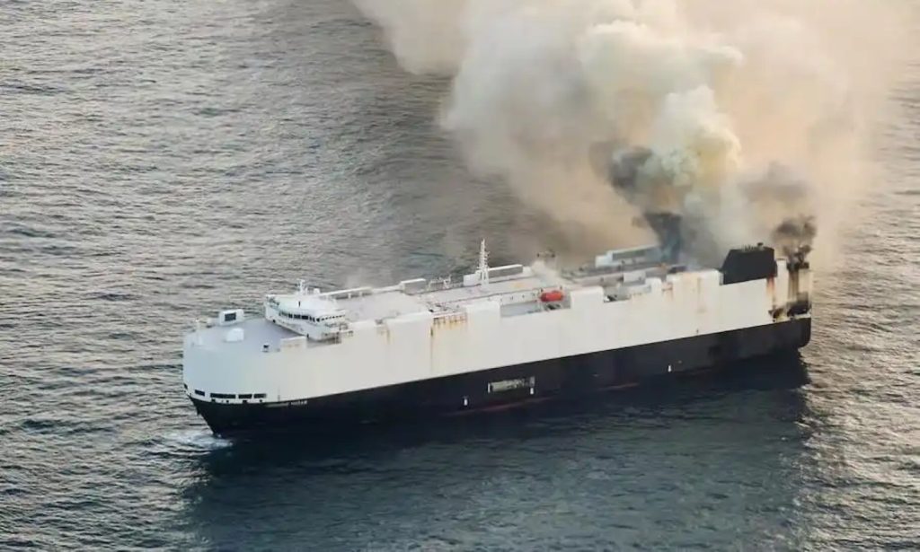 Kapal kargo terbakar 03
